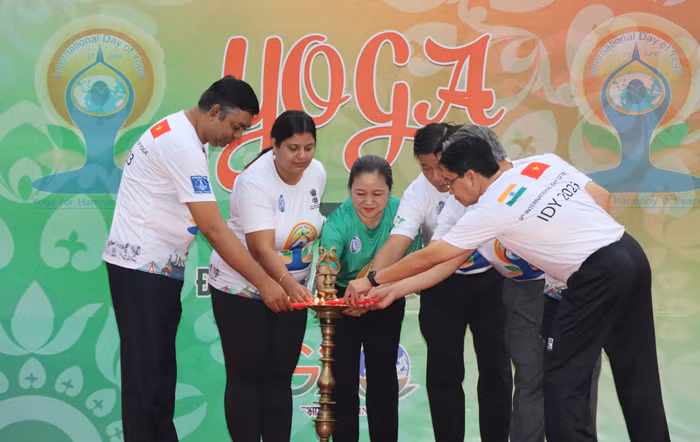 Lãnh đạo tỉnh Đồng Tháp và Lãnh sự Ấn Độ thực hiện nghi thức thắp đèn truyền thống của Ấn Độ. Ảnh: N.A.