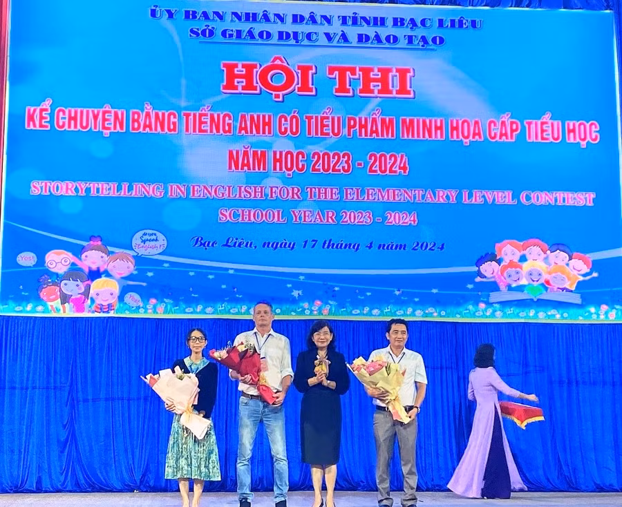 Bà Lâm Thị Sang, Giám đốc Sở GD&ĐT tỉnh Bạc Liêu tặng hoa Ban Giám khảo Hội thi. Bà Lâm Thị Sang, Giám đốc Sở GD&ĐT tỉnh Bạc Liêu tặng hoa Ban Giám khảo Hội thi.