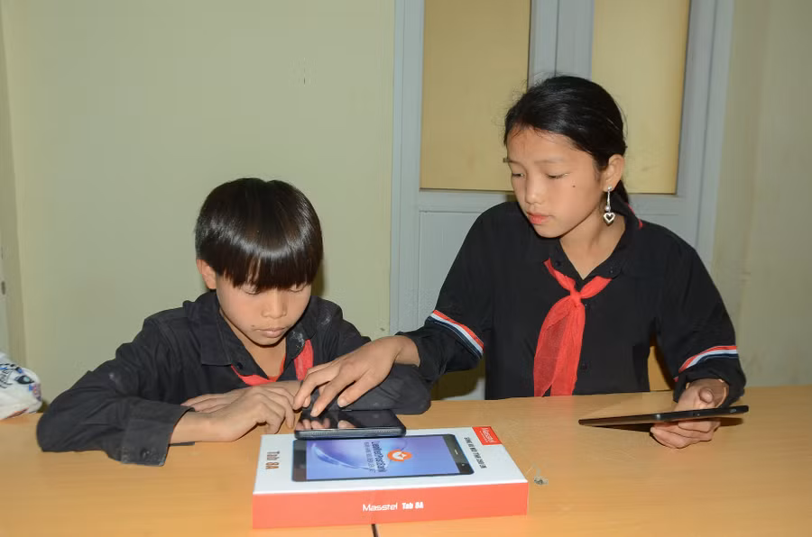 Học sinh lớp 7A, Trường PTDTBT THCS Huổi Lếch học tập trên thiết bị được hỗ trợ từ Chương trình “Máy tính cho em”. Học sinh lớp 7A, Trường PTDTBT THCS Huổi Lếch học tập trên thiết bị được hỗ trợ từ Chương trình “Máy tính cho em”.