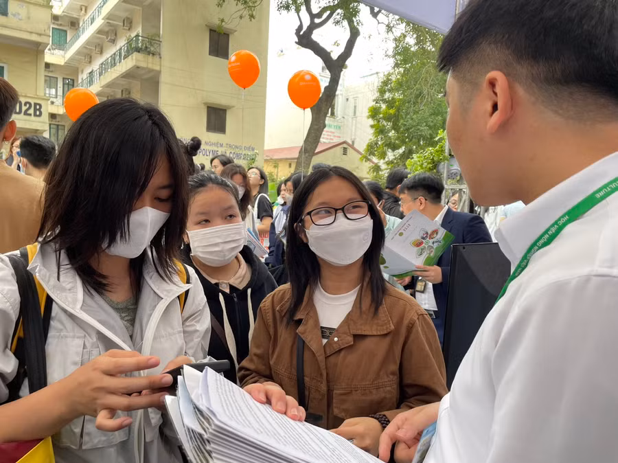 Thí sinh tham dự Ngày hội tư vấn tuyển sinh, hướng nghiệp năm 2023.