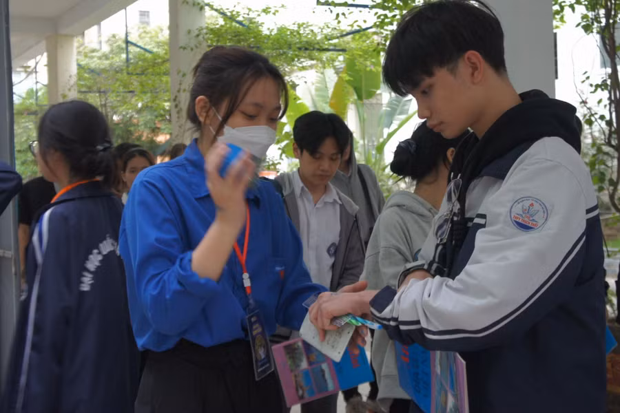 Thí sinh tham dự Kỳ thi đánh giá năng lực đợt 3/2023 của ĐH Quốc gia Hà Nội.