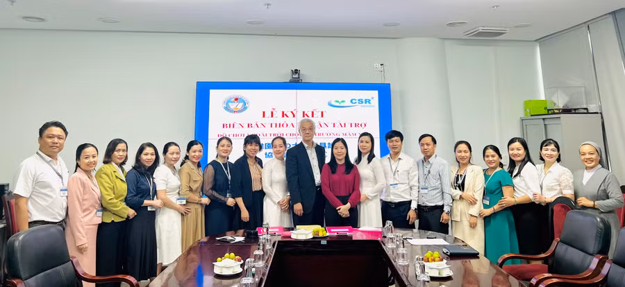 Đại diện Tổ chức CSR2 và Sở GD&ĐT Đà Nẵng ký kết biên bản thỏa thuận tài trợ thiết bị đồ chơi ngoài trời ở 11 trường mầm non. 