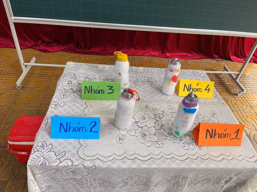Sản phẩm bình giữ nhiệt handmade của học sinh lớp 4 sau bài học Bình giữ nhiệt được tổ chức theo định hướng STEM. Sản phẩm bình giữ nhiệt handmade của học sinh lớp 4 sau bài học Bình giữ nhiệt được tổ chức theo định hướng STEM.