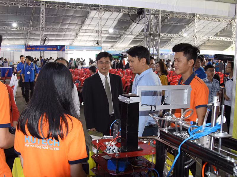 Tham quan các gian hàng trưng bày sản phẩm sáng tạo Tham quan các gian hàng trưng bày sản phẩm sáng tạo