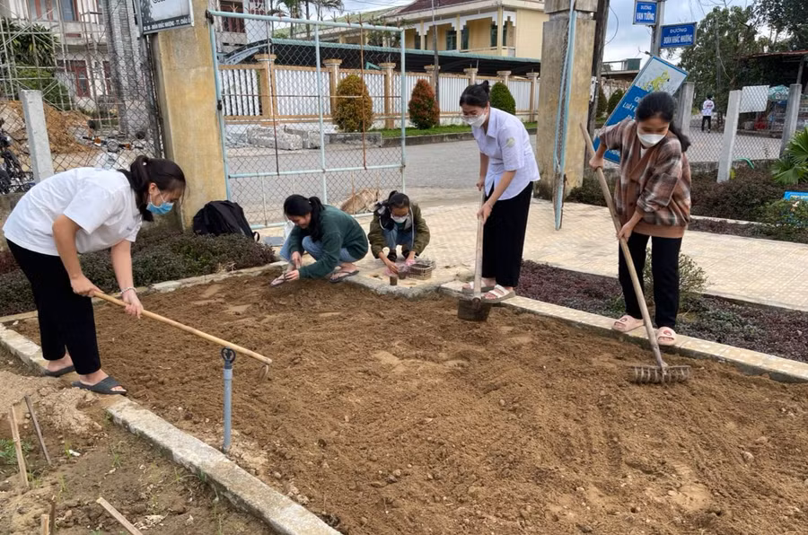 Học sinh Trường THPT Bình Sơn (Quảng Ngãi) triển khai dự án học tập tại Khu hoạt động trải nghiệm của trường. Ảnh: NTCC