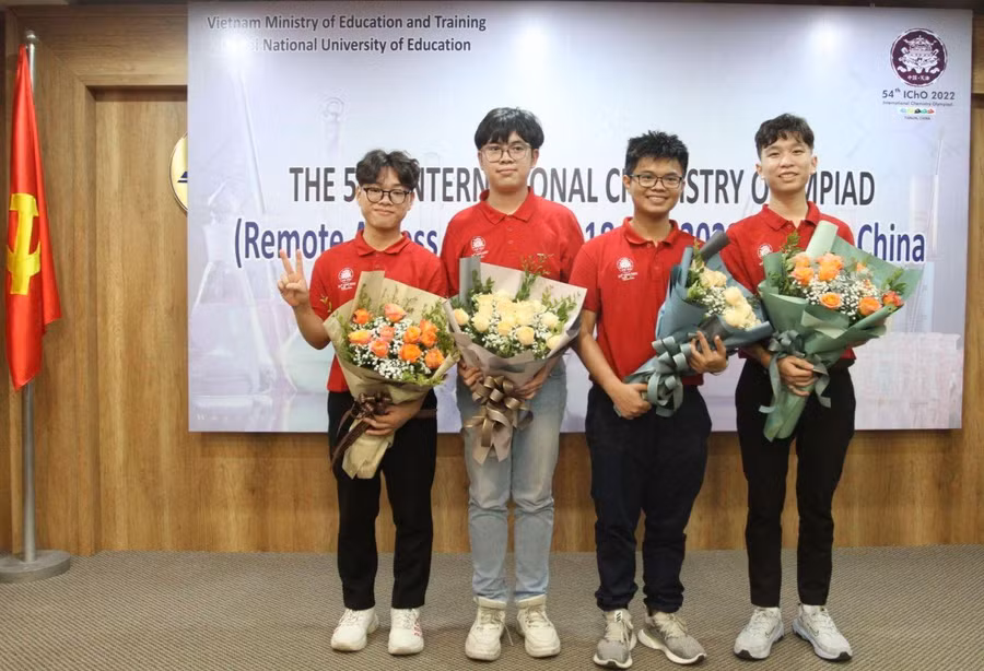 Đội tuyển Olympic Hóa học đạt thành tích xuất sắc với 4 Huy chương Vàng. Đội tuyển Olympic Hóa học đạt thành tích xuất sắc với 4 Huy chương Vàng.