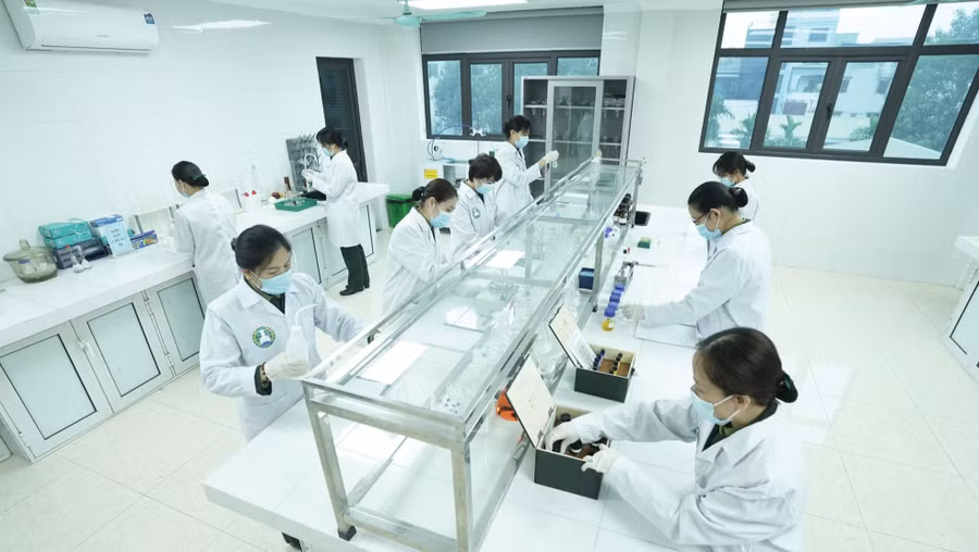 Nữ nghiên cứu viên của Viện Hóa học Môi trường Quân sự thực hành phân tích mẫu môi trường. Ảnh: ITN Nữ nghiên cứu viên của Viện Hóa học Môi trường Quân sự thực hành phân tích mẫu môi trường. Ảnh: ITN