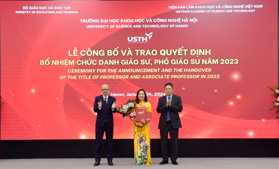 PGS.TS Nguyễn Thị Kiều Oanh nhận quyết định bổ nhiệm chức danh Phó Giáo sư. Ảnh: USTH PGS.TS Nguyễn Thị Kiều Oanh nhận quyết định bổ nhiệm chức danh Phó Giáo sư. Ảnh: USTH