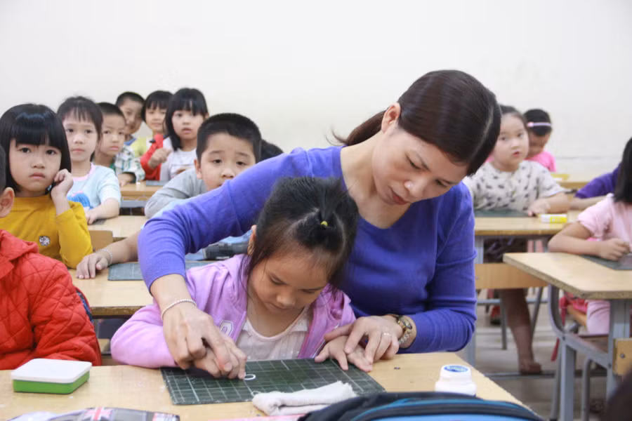 Cô trò Trường Tiểu học Đinh Tiên Hoàng (TP Việt Trì, Phú Thọ).