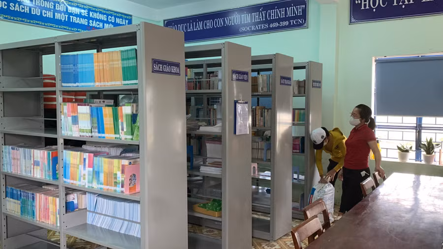 Sách từ các nguồn hỗ trợ được bổ sung vào thư viện Trường Tiểu học Hồng Quang.