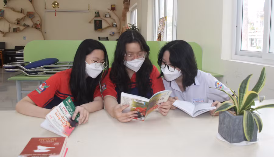 Học sinh Trường THPT Bùi Thị Xuân đọc sách tại thư viện trường.