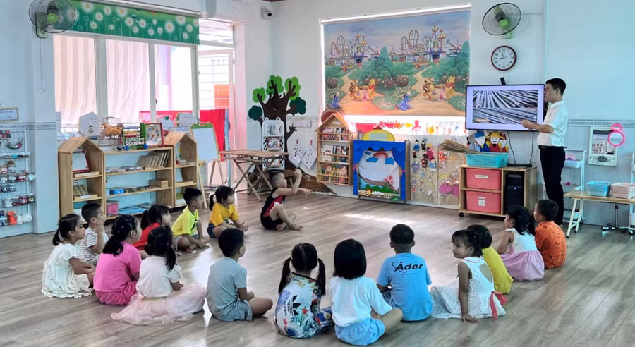 Giờ học của trẻ lớp lá Trường Mầm non Hoa Đào (Quận 12, TPHCM).