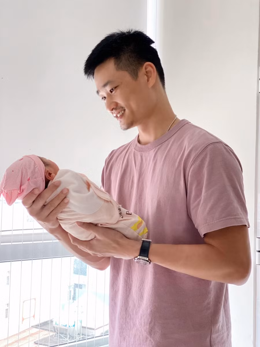 Nữ diễn viên Bảo Thanh hạnh phúc khoe ảnh chồng bế con gái vừa chào đời.