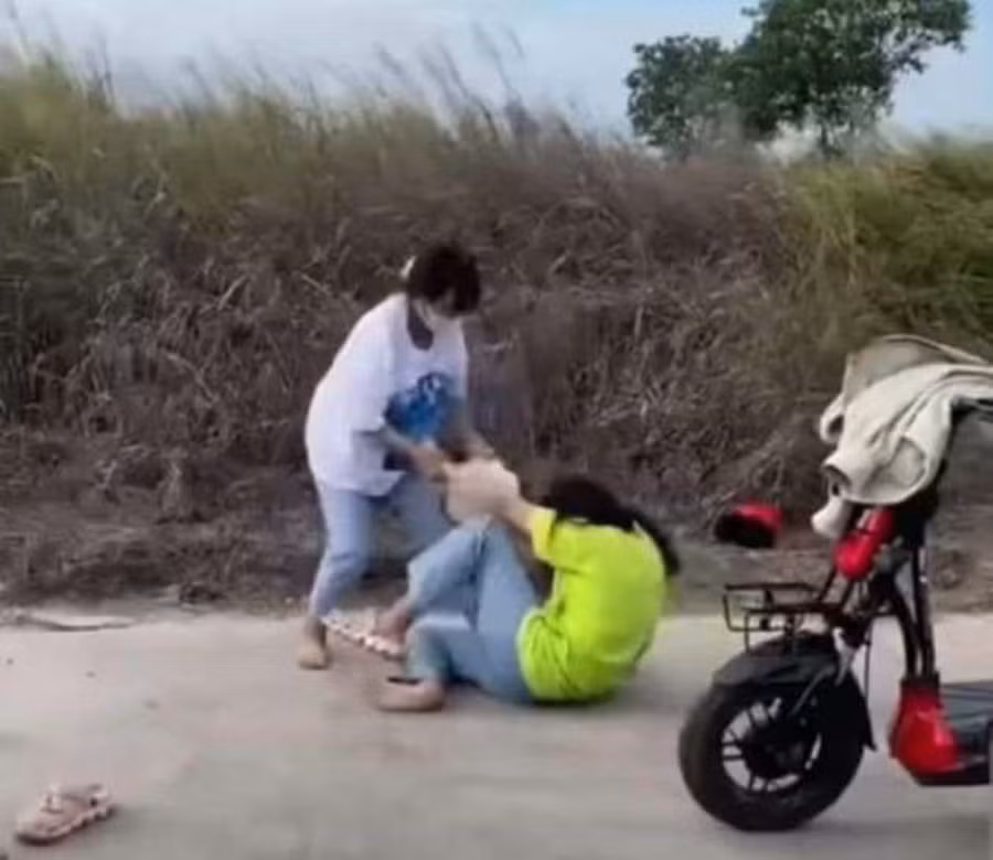 Hình ảnh nữ sinh bị đánh gây xôn xao trên mạng xã hội. Ảnh cắt từ clip.