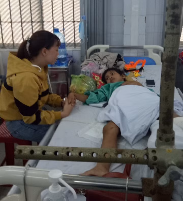 Cô giáo Nguyễn Hải Yến đang chăm sóc HS bị thương nặng trong vụ sạt lở ở nóc Ông Sinh (Trà Vân) tại bệnh viện Đa khoa Quảng Nam