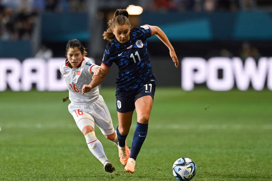 Trận nữ Việt Nam (bên trái) thua Hà Lan 0 - 7 ở World Cup 2023. Ảnh: ITN. Trận nữ Việt Nam (bên trái) thua Hà Lan 0 - 7 ở World Cup 2023. Ảnh: ITN.