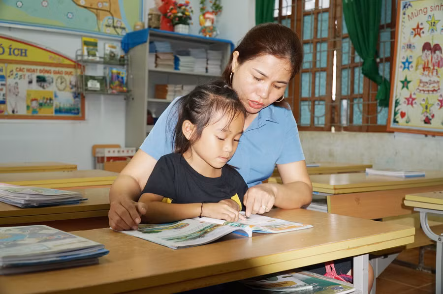 Cô trò Trường Tiểu học Châu Khê (huyện Con Cuông, Nghệ An). Ảnh: Hồ Lài