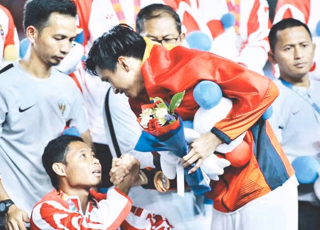 Văn Hậu hỏi thăm và xin lỗi Evan Dimas ngay sau trận chung kết Văn Hậu hỏi thăm và xin lỗi Evan Dimas ngay sau trận chung kết