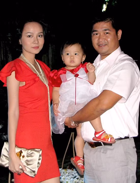 Năm 2007, Dương Yến Ngọc lên xe hoa cùng giám đốc một công ty dược tại Sài Gòn và rút lui khỏi showbiz để toàn tâm toàn ý lo cho gia đình. Nhưng cuộc hôn nhân này chỉ kéo dài được 4 năm khi cả hai ly hôn vào năm 2011. Hành trình thay đổi nhan sắc của Dương Yến Ngọc sau 15 năm
