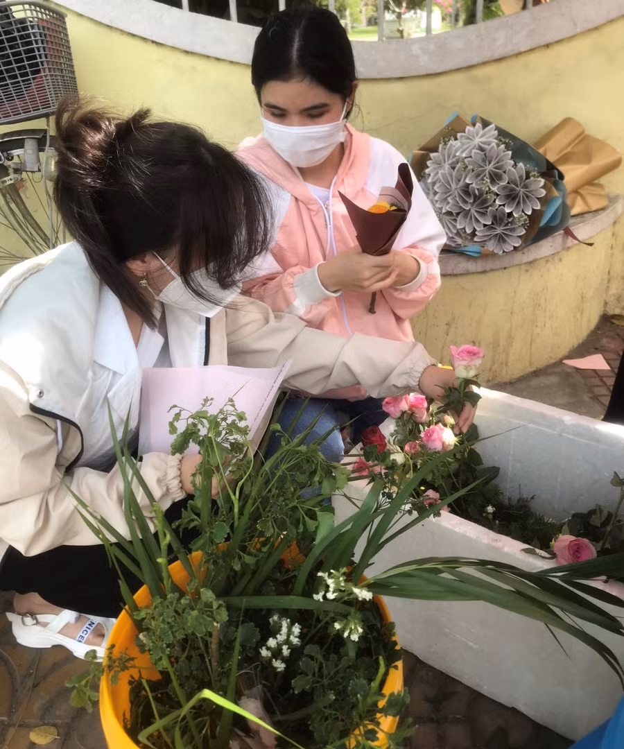 Sinh viên bán hoa giá bình dân để mọi người có cơ hội mua hoa nhân ngày 8/3.