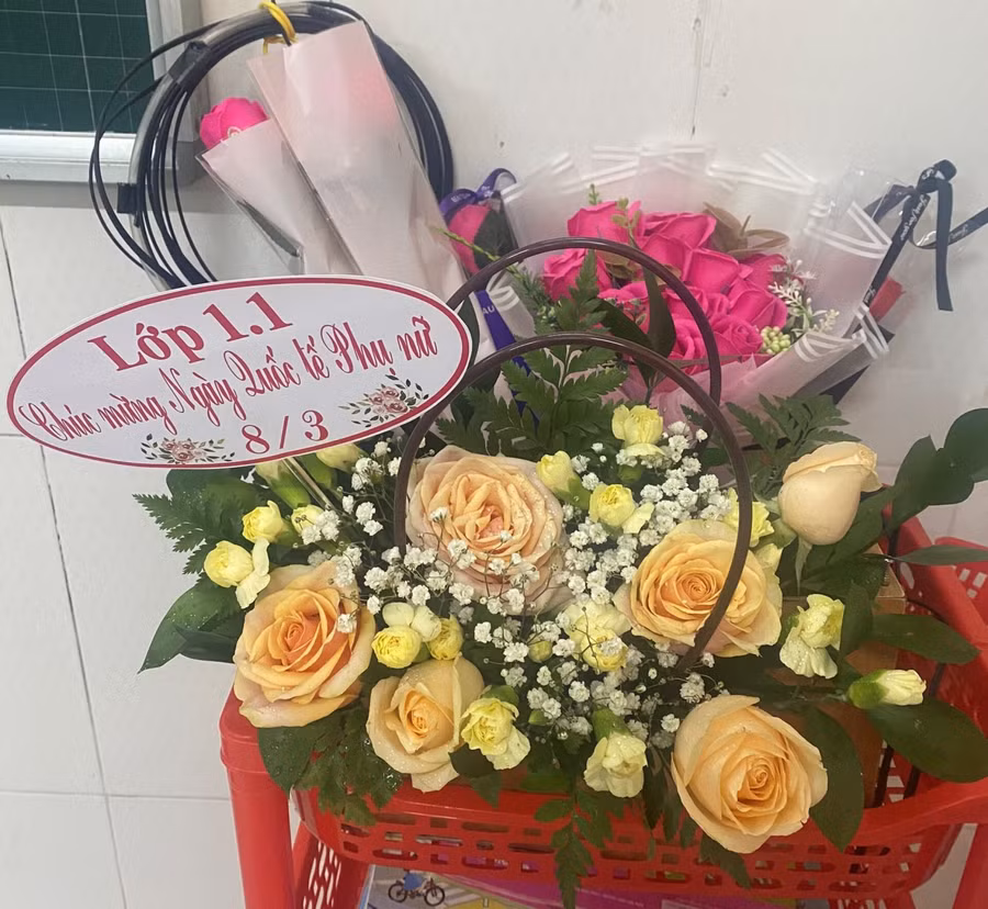 Giỏ hoa tươi trước lớp dành tặng cô giáo của HS Trường TH Ngô Quyền, quận Ninh Kiều, TP Cần Thơ.