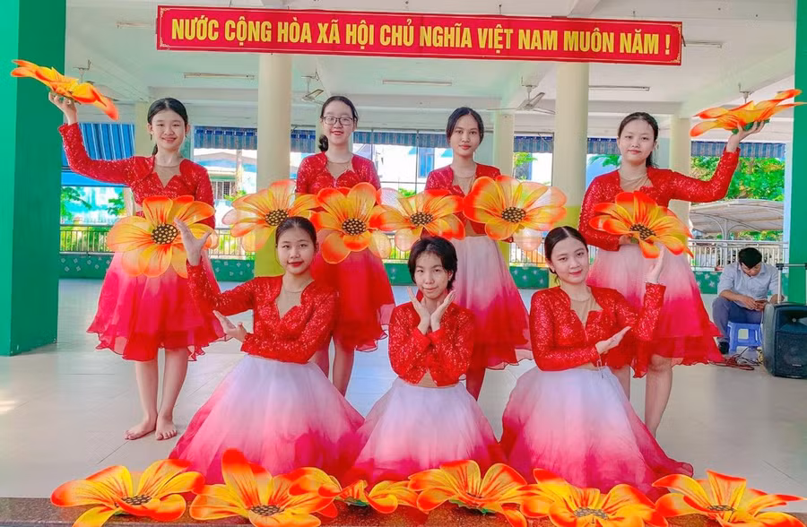 Học sinh Trường chuyên biệt Tương Lai biểu diễn văn nghệ năm học 2021 - 2022. Học sinh Trường chuyên biệt Tương Lai biểu diễn văn nghệ năm học 2021 - 2022.