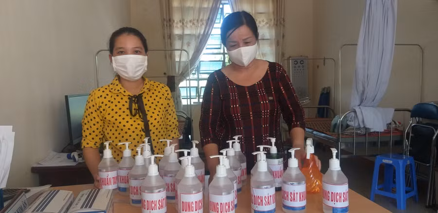 Trường THCS Ngô Thì Nhậm (Q. Liên Chiểu) chuẩn bị nước rửa tay diệt khuẩn để đặt tại bàn đón tiếp HS ở cổng trường và các lớp học