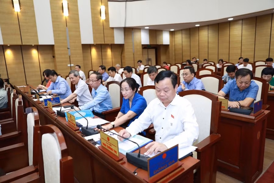 Các đại biểu HĐND bấm nút biểu quyết tại kỳ họp.