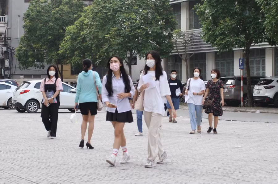 Các thí sinh dự thi vào Trường THPT chuyên Đại học Sư phạm Hà Nội sáng 1/6.