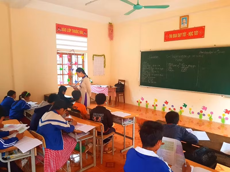 Cô và trò Trường PTDTBT THCS Sủng Trái xã Sủng Trái (huyện Đồng Văn – Hà Giang). Ảnh: NTCC