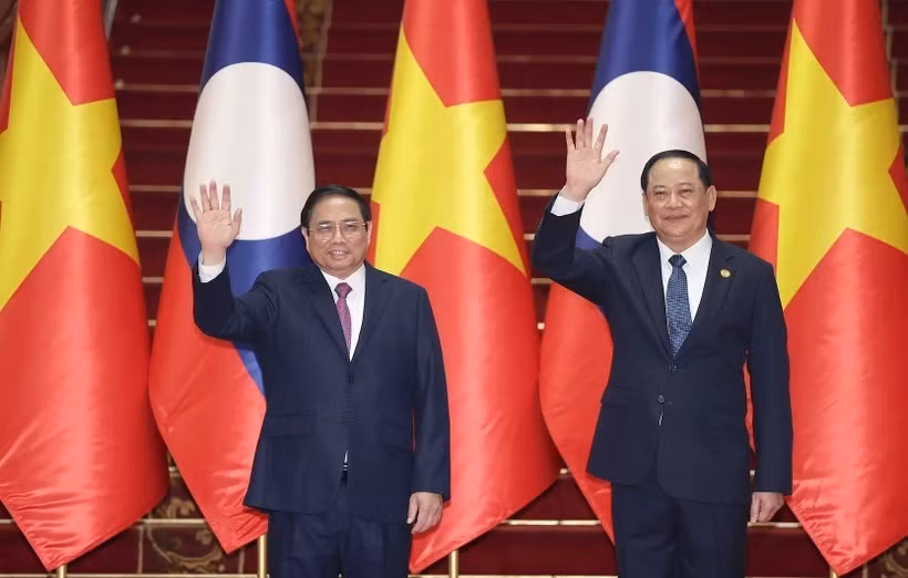 Thủ tướng Phạm Minh Chính và Thủ tướng Lào Sonexay Siphandone. (Ảnh: Dương Giang/TTXVN)