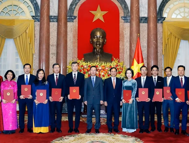 Chủ tịch nước Võ Văn Thưởng trao Quyết định bổ nhiệm cho các Đại sứ. (Ảnh: Thống Nhất/TTXVN)