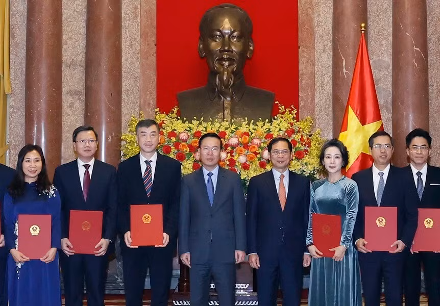 Chủ tịch nước Võ Văn Thưởng trao Quyết định bổ nhiệm cho các Đại sứ. (Ảnh: Thống Nhất/TTXVN)