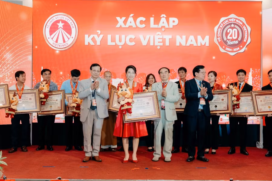 Bà Lại Thị Mai, Giám đốc Licensing thuộc Sconnect Việt Nam (áo đỏ) đại diện nhận hai Kỷ lục Việt Nam trong lĩnh vực hoạt hình ngày 06/01/2024