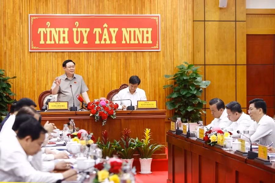 Chủ tịch Quốc hội Vương Đình Huệ làm việc với Ban Thường vụ Tỉnh ủy Tây Ninh. (Ảnh: An Đăng/TTXVN) Chủ tịch Quốc hội Vương Đình Huệ làm việc với Ban Thường vụ Tỉnh ủy Tây Ninh. (Ảnh: An Đăng/TTXVN)
