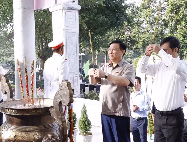 Chủ tịch Quốc hội Vương Đình Huệ dâng hương tưởng niệm các Anh hùng Liệt sỹ tại Nghĩa trang Liệt sỹ Đồi 82. (Ảnh: An Đăng/TTXVN) Chủ tịch Quốc hội Vương Đình Huệ dâng hương tưởng niệm các Anh hùng Liệt sỹ tại Nghĩa trang Liệt sỹ Đồi 82. (Ảnh: An Đăng/TTXVN)