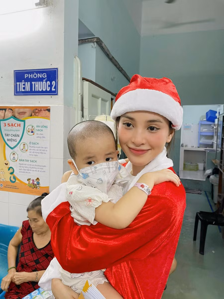 Hoa hậu Tiểu Vy tích cực tham gia các hoạt động thiện nguyện.