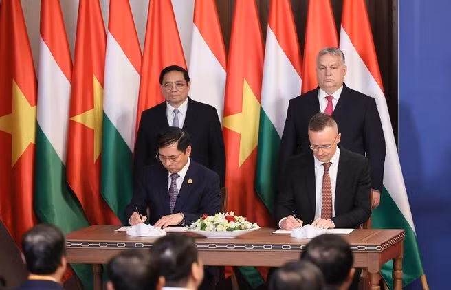 Thủ tướng Phạm Minh Chính và Thủ tướng Hungary Viktor Orban chứng kiến lễ ký văn kiện hợp tác giữa Bộ Ngoại giao Việt Nam và Bộ Ngoại giao và Kinh tế đối ngoại Hungary. (Ảnh: Dương Giang/TTXVN) Thủ tướng Phạm Minh Chính và Thủ tướng Hungary Viktor Orban chứng kiến lễ ký văn kiện hợp tác giữa Bộ Ngoại giao Việt Nam và Bộ Ngoại giao và Kinh tế đối ngoại Hungary. (Ảnh: Dương Giang/TTXVN)