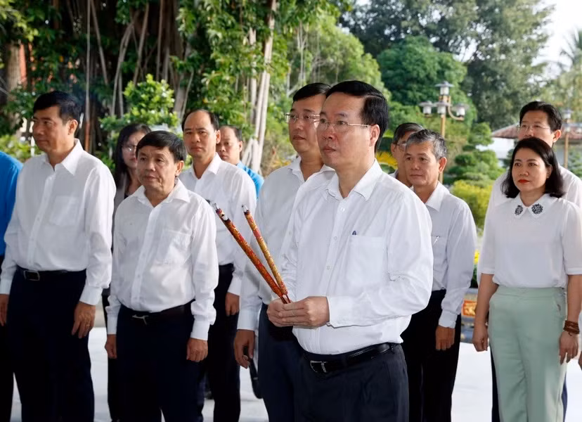 Chủ tịch nước Võ Văn Thưởng dâng hương tại Khu di tích Cụ Phó bảng Nguyễn Sinh Sắc. (Ảnh: Thống Nhất/TTXVN) Chủ tịch nước Võ Văn Thưởng dâng hương tại Khu di tích Cụ Phó bảng Nguyễn Sinh Sắc. (Ảnh: Thống Nhất/TTXVN)