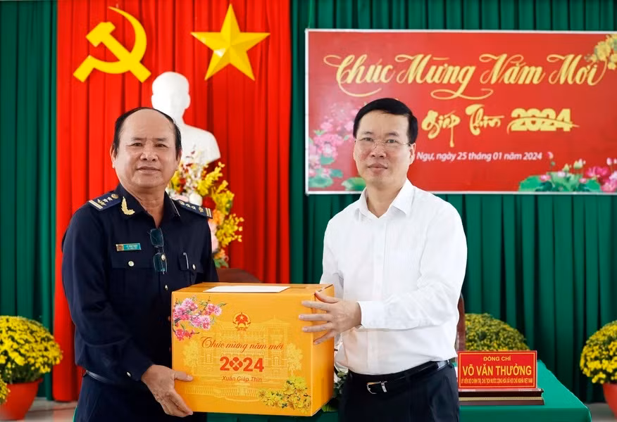 Chủ tịch nước Võ Văn Thưởng tặng quà, chúc tết cán bộ, nhân viên Chi cục Hải Quan Cửa khẩu quốc tế Thường Phước, huyện Hồng Ngự, tỉnh Đồng Tháp. (Ảnh: Thống Nhất/TTXVN) Chủ tịch nước Võ Văn Thưởng tặng quà, chúc tết cán bộ, nhân viên Chi cục Hải Quan Cửa khẩu quốc tế Thường Phước, huyện Hồng Ngự, tỉnh Đồng Tháp. (Ảnh: Thống Nhất/TTXVN)