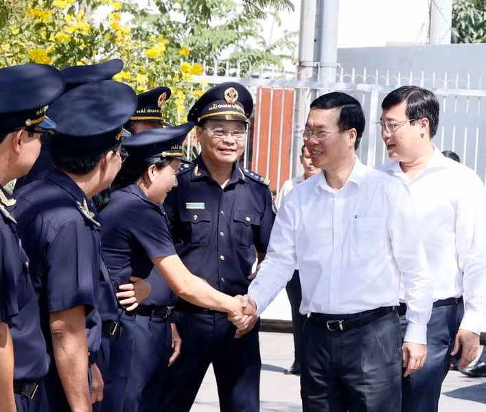 Chủ tịch nước Võ Văn Thưởng thăm, chúc tết cán bộ, nhân viên Chi cục Hải Quan Cửa khẩu quốc tế Thường Phước, huyện Hồng Ngự, tỉnh Đồng Tháp. (Ảnh: Thống Nhất/TTXVN) Chủ tịch nước Võ Văn Thưởng thăm, chúc tết cán bộ, nhân viên Chi cục Hải Quan Cửa khẩu quốc tế Thường Phước, huyện Hồng Ngự, tỉnh Đồng Tháp. (Ảnh: Thống Nhất/TTXVN)