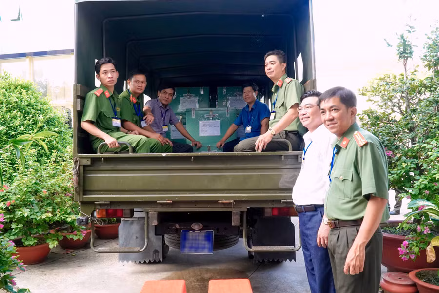 Ông Trần Thanh Bình, Giám đốc Sở GD&amp;ĐT, Phó BCĐ thi thành phố kiểm tra công tác vận chuyển đề thi.