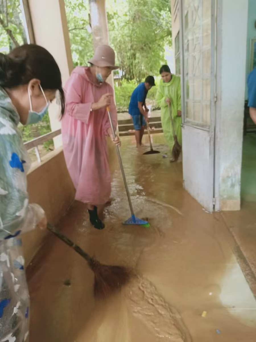 Các phòng học của trường Tiểu học Hòa Bắc ngập trong bùn non