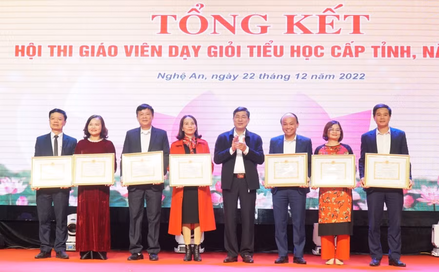 Ông Thái Văn Thành - Giám đốc Sở GD&amp;ĐT Nghệ An trao thưởng cho các tập thể có thành tích xuất sắc tại Hội thi Giáo viên giỏi tỉnh cấp tiểu học năm 2022.