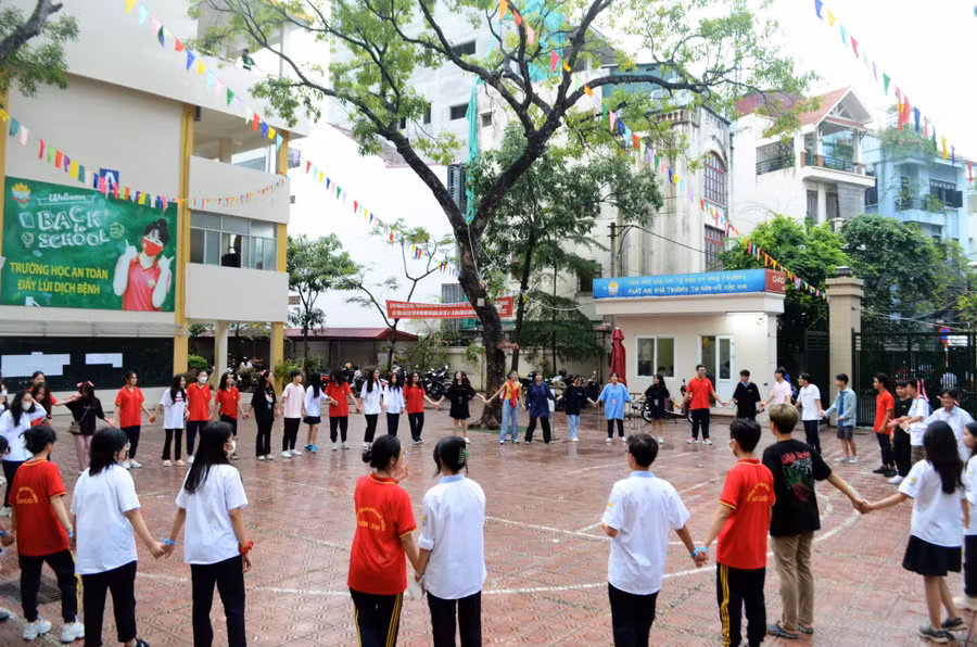 Nằm trong quận nội thành nên không gian của Trường THPT Kim Liên chật hẹp, không có nhà đa năng và sân chơi rộng.