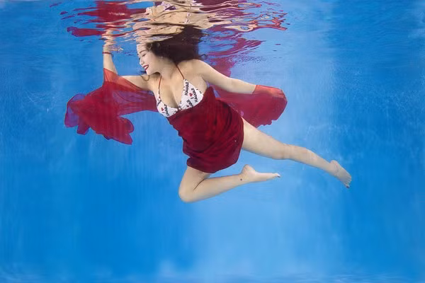 “Bà bầu” Ốc Thanh Vân diện bikini khiêu vũ dưới nước ảnh 12