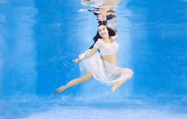 “Bà bầu” Ốc Thanh Vân diện bikini khiêu vũ dưới nước ảnh 4