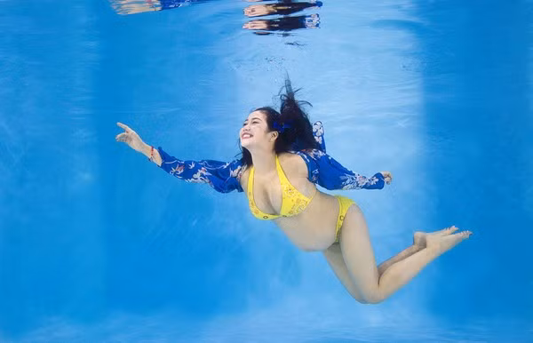 “Bà bầu” Ốc Thanh Vân diện bikini khiêu vũ dưới nước ảnh 17