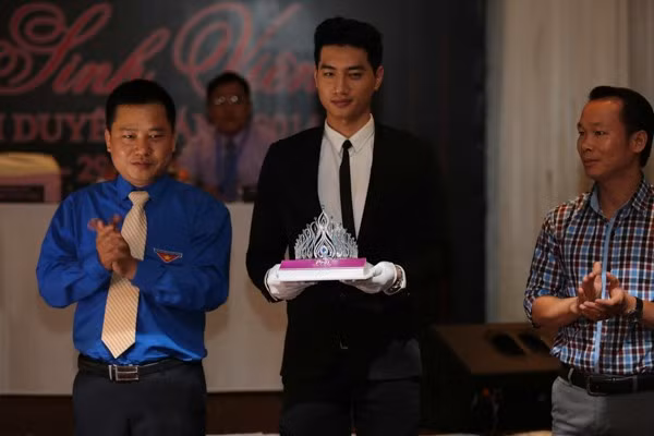 Vương miện 800 triệu Nữ sinh viên duyên dáng hình anh vuong mien 800 trieu nu sinh vien duyen dang hinh anh 1