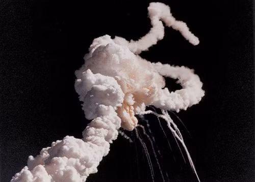 Khói bụi bốc lên ngùn ngụt sau khi con tàu phát nổ. Ảnh: Wikipedia Challenger-explosion-8934-1414644472.jpg